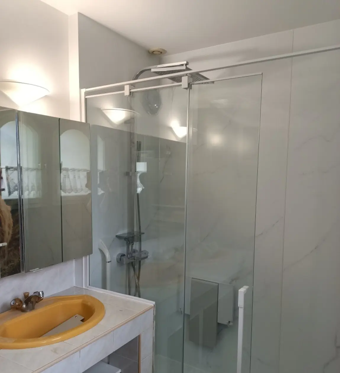 Projet 3 : douche avec panneaux effet marbre clair