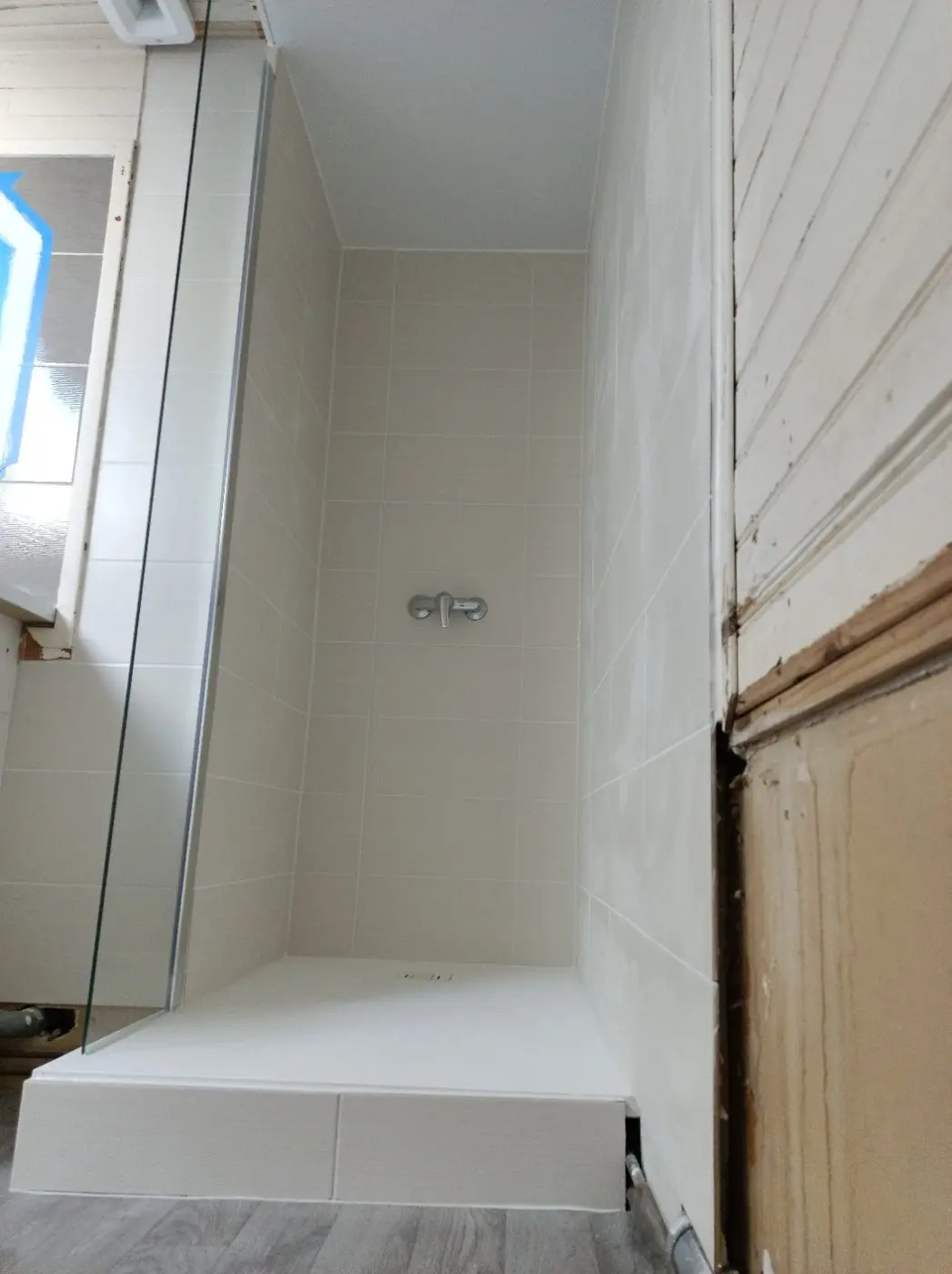 Receveur et habillage de douche terminés