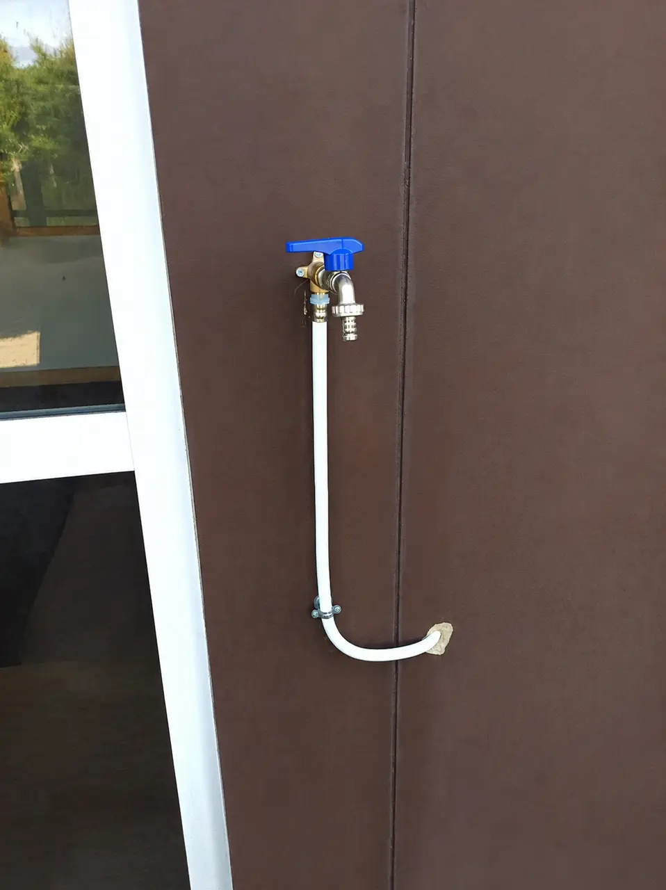 Robinet extérieur installé par l’apprenti sous supervision