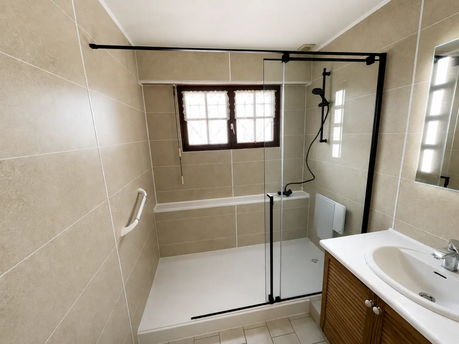Douche avec paroi noire réalisée par EI LEMBERT