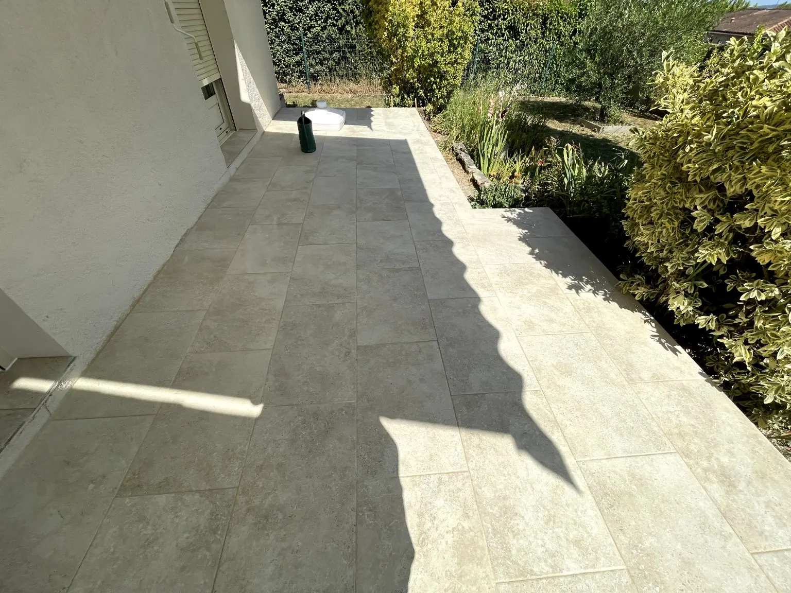Terrasse carrelée réalisée par EI LEMBERT